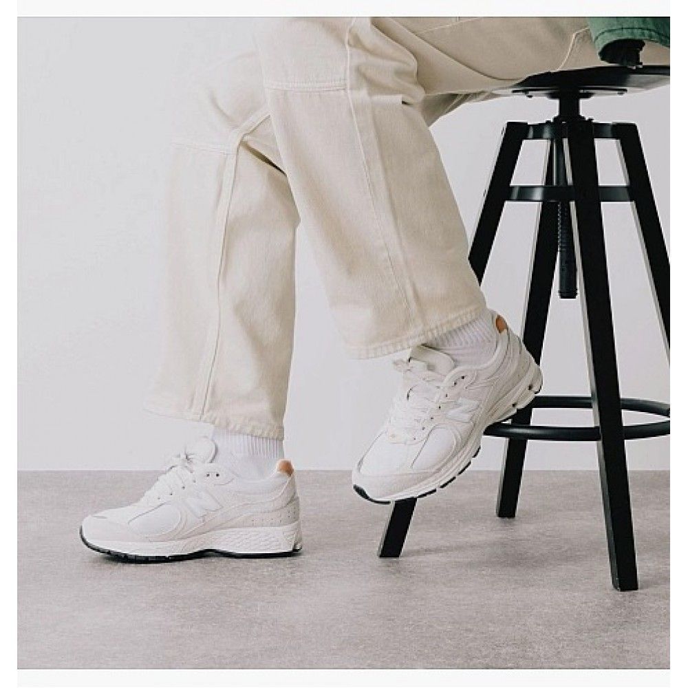Кросівки NEW BALANCE 2002R купити