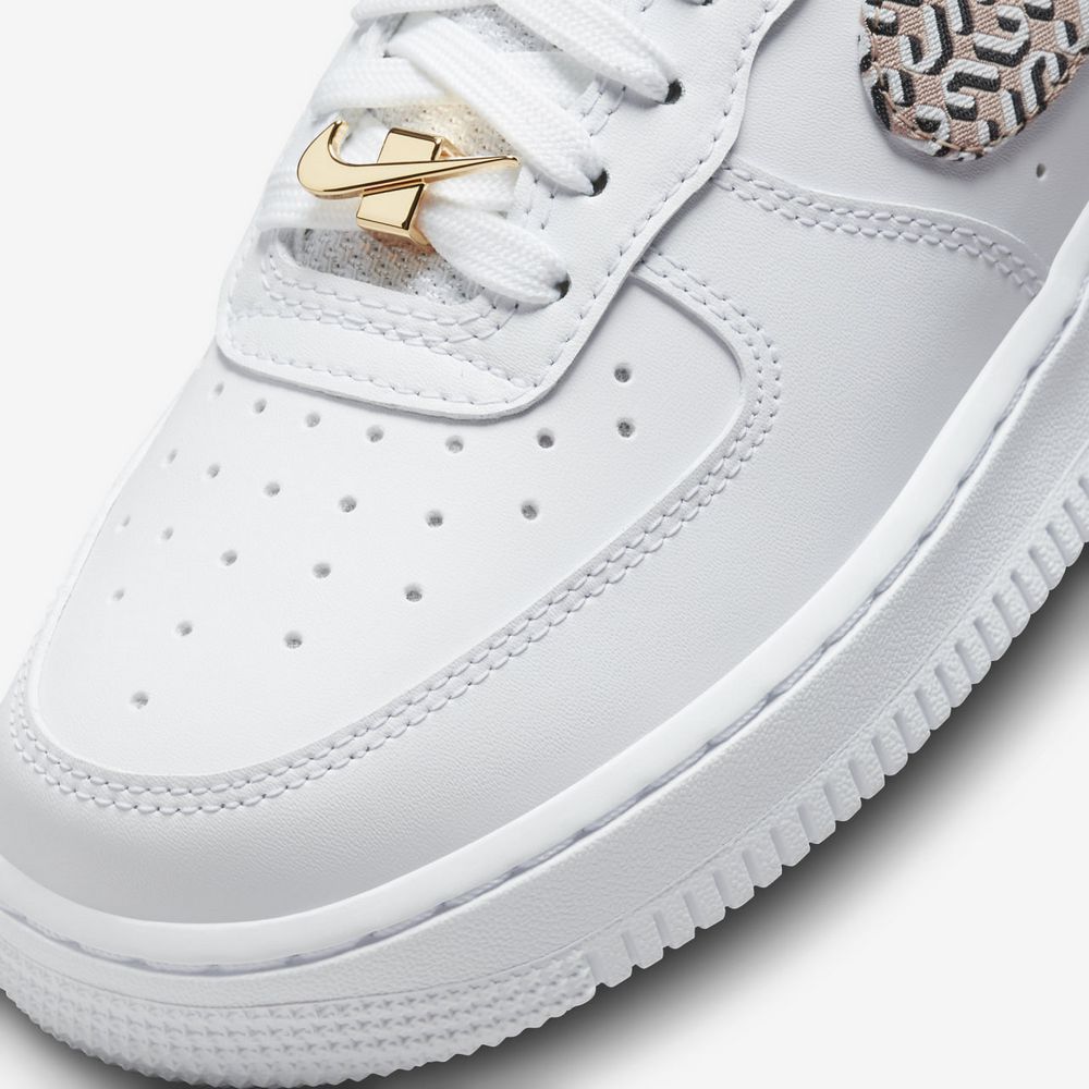 Кросівки Nike WMNS AIR FORCE 1 LX купити