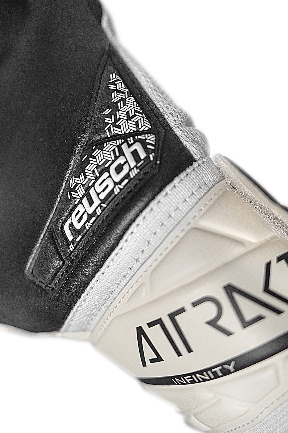 Вратарские перчатки Reusch Attrakt Infinity NC White купить