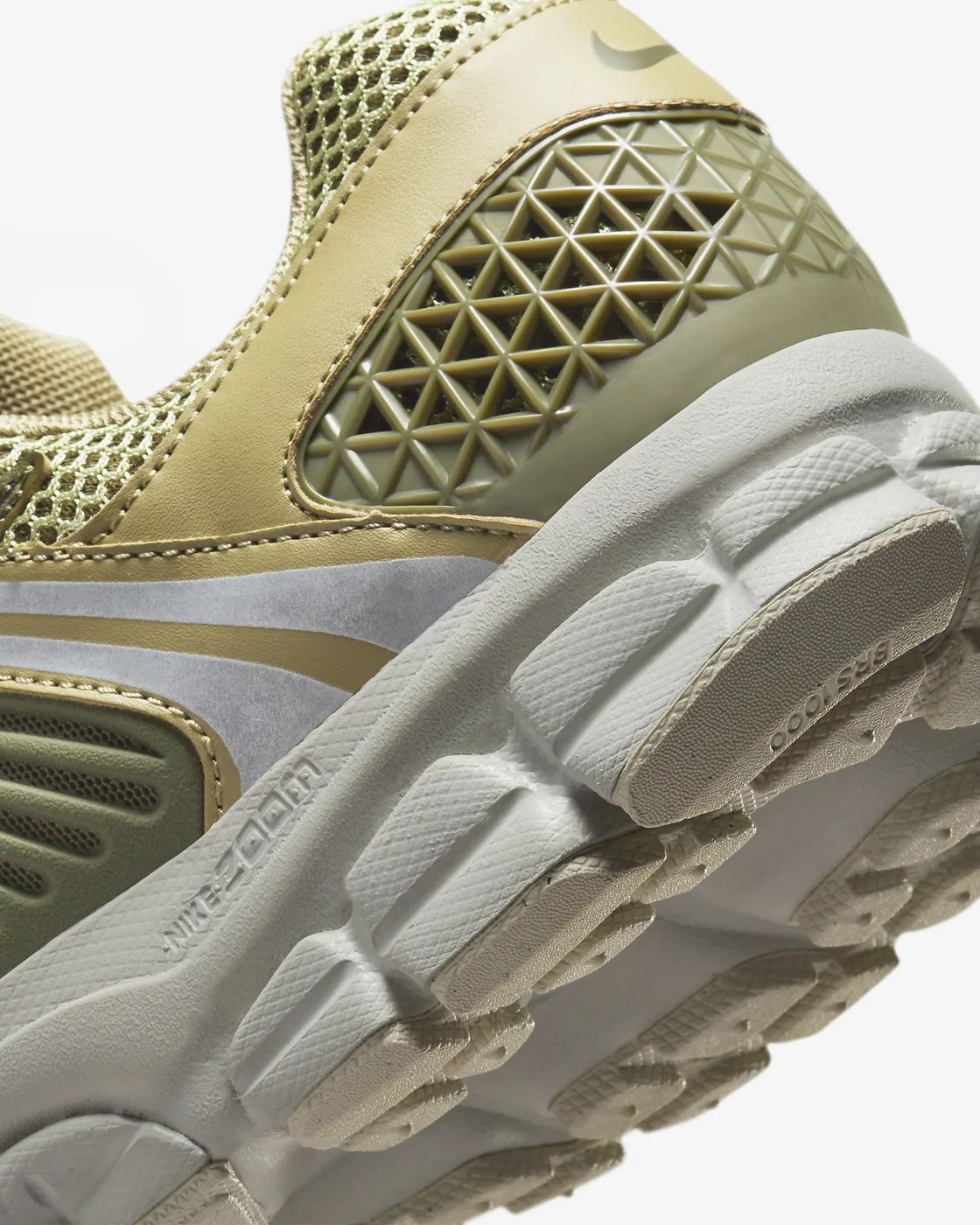 Кросівки Nike ZOOM VOMERO 5 купить