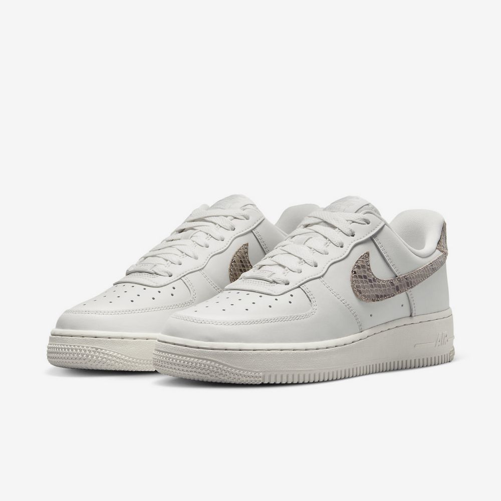 Кросівки Nike WMNS AIR FORCE 1 07 купить