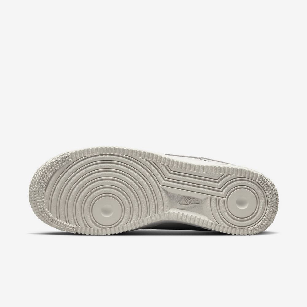 Кросівки Nike WMNS AIR FORCE 1 07 купить