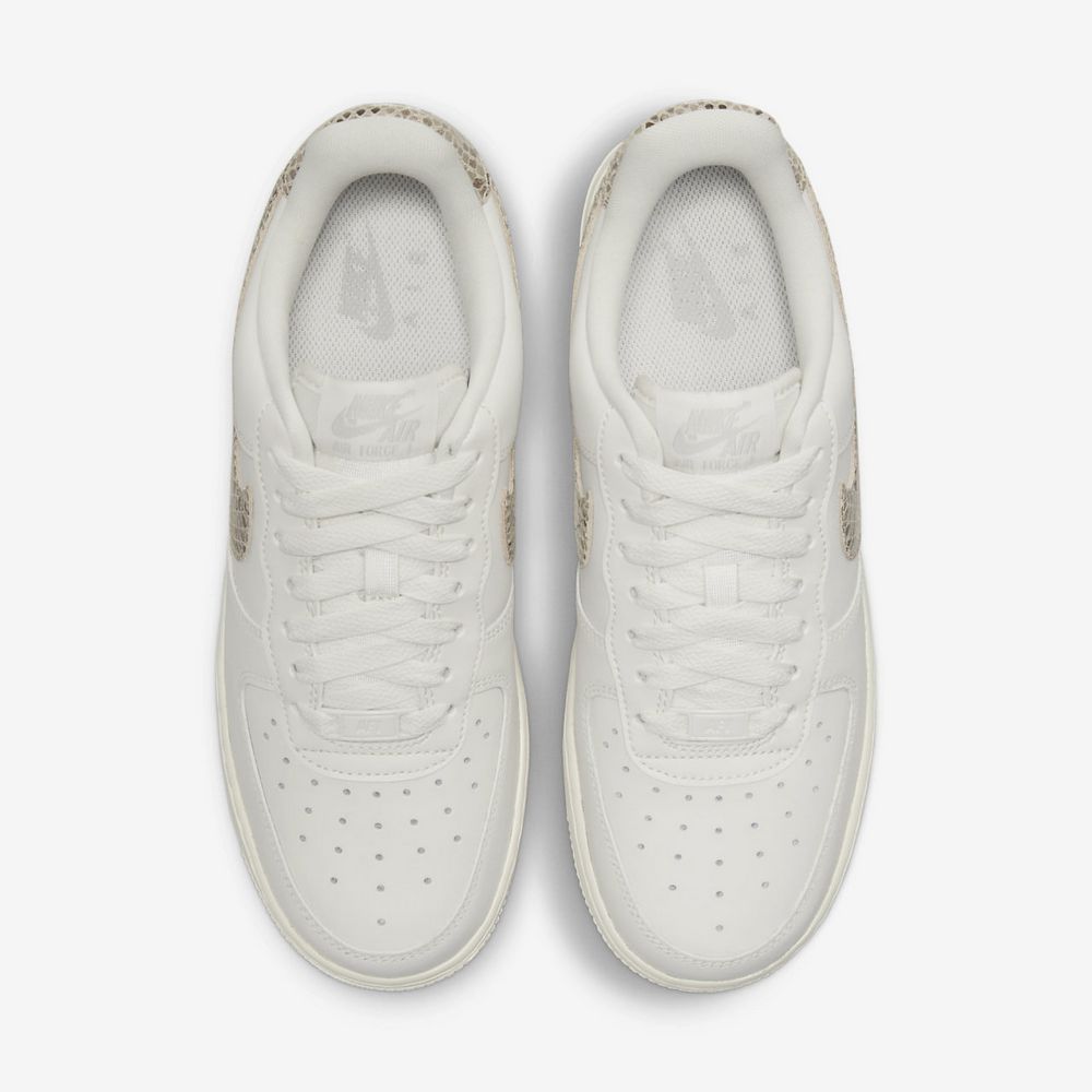 Кросівки Nike WMNS AIR FORCE 1 07 купить