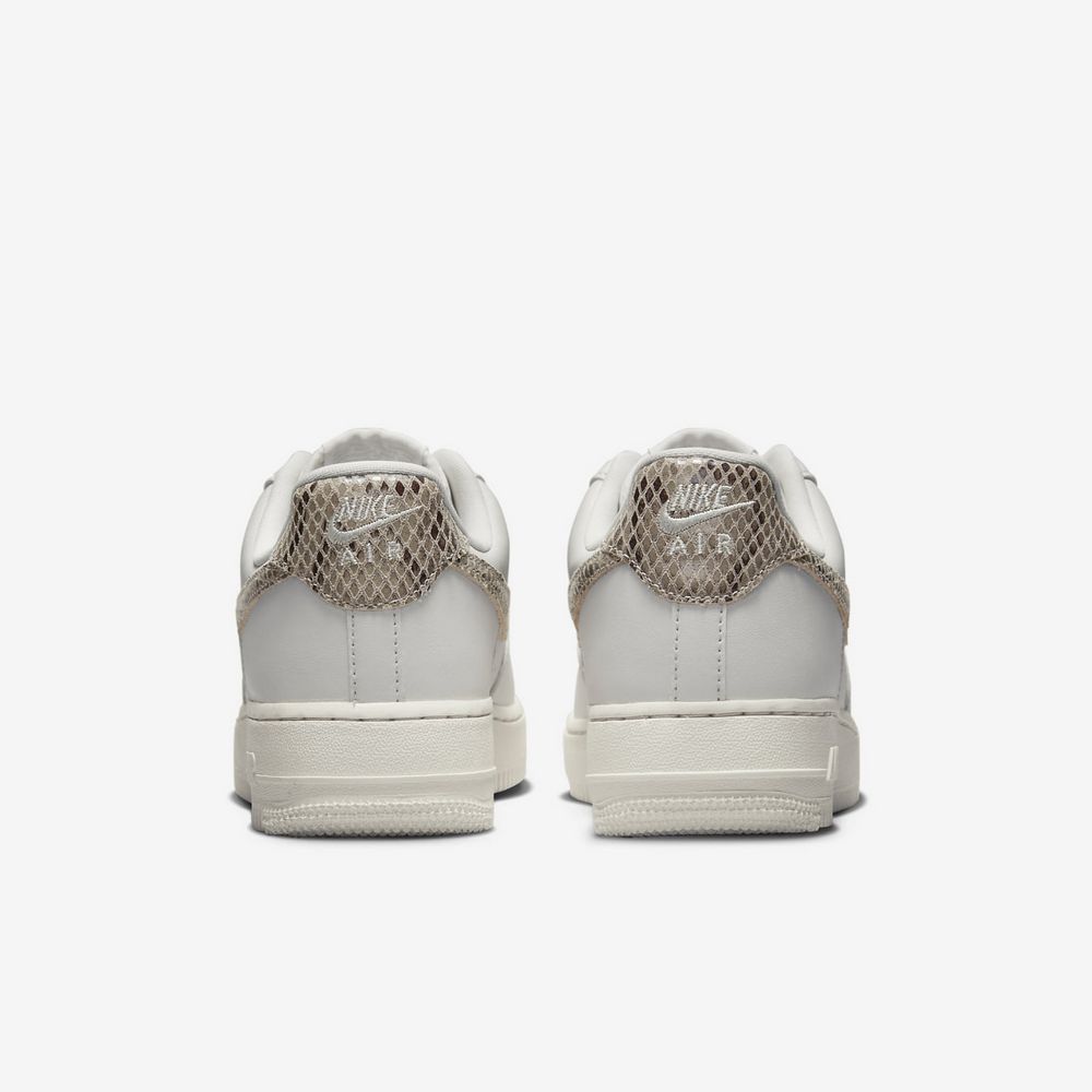 Кросівки Nike WMNS AIR FORCE 1 07 купить