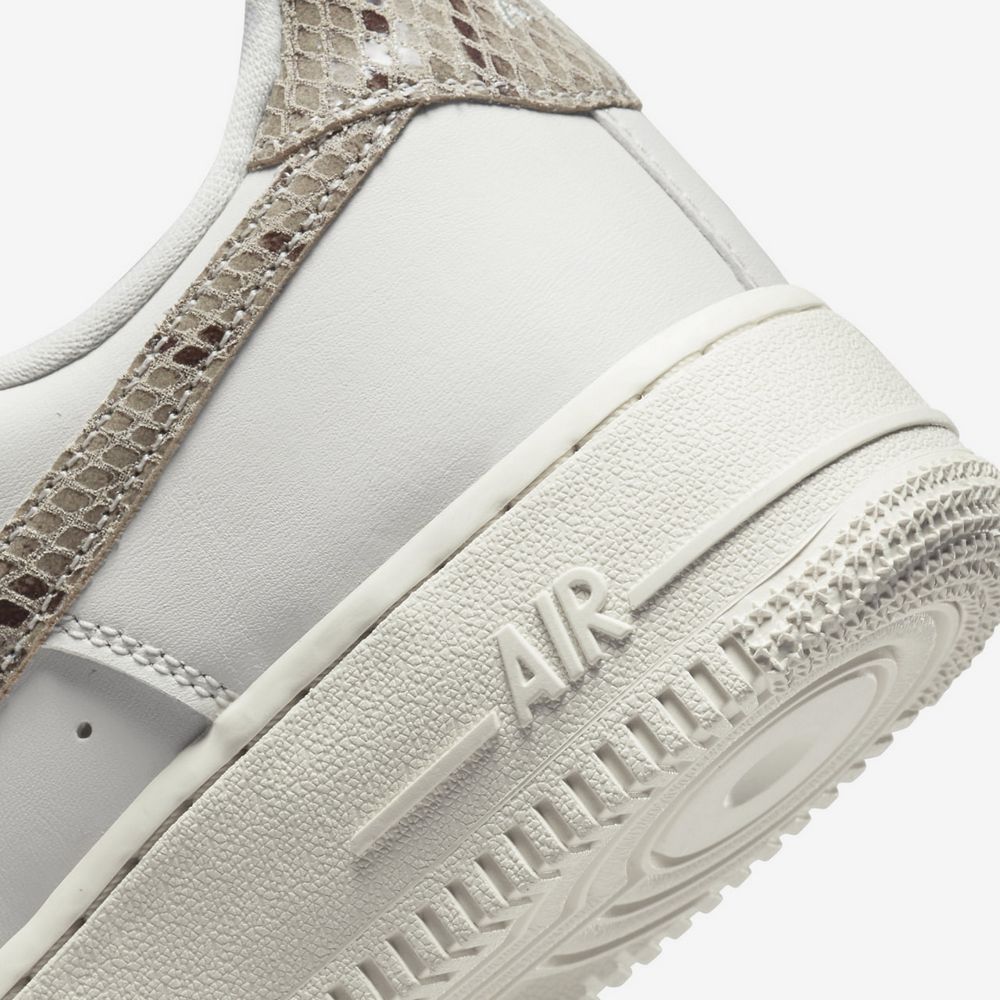 Кросівки Nike WMNS AIR FORCE 1 07 купить
