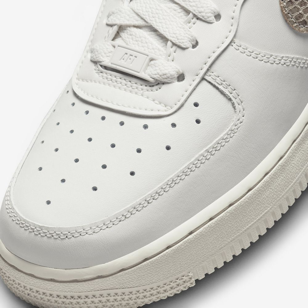Кросівки Nike WMNS AIR FORCE 1 07 купить