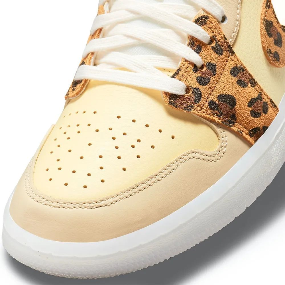 Кросівки Air Jordan 1 Low Snkrs Day Yellow/White Dn6998-700 42 купити