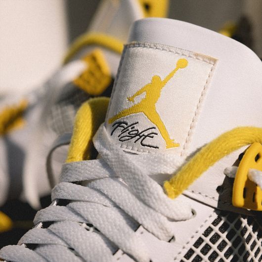 Кросівки Jordan 4 Retro Vivid Sulfur (W) купить