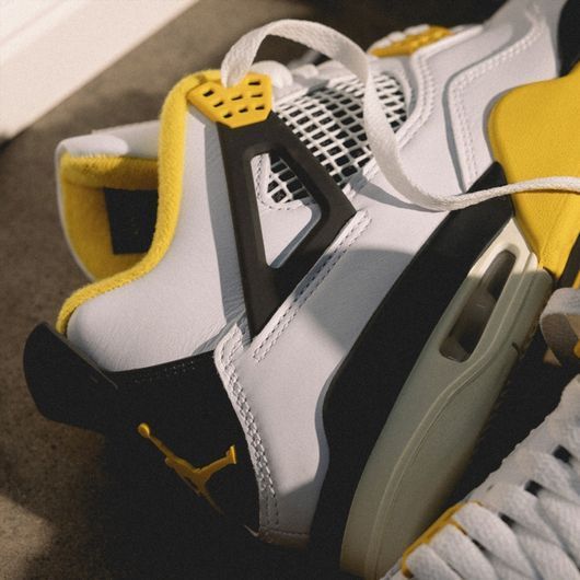 Кросівки Jordan 4 Retro Vivid Sulfur (W) купить