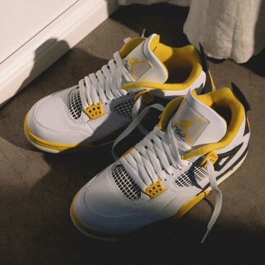 Кросівки Jordan 4 Retro Vivid Sulfur (W) купить