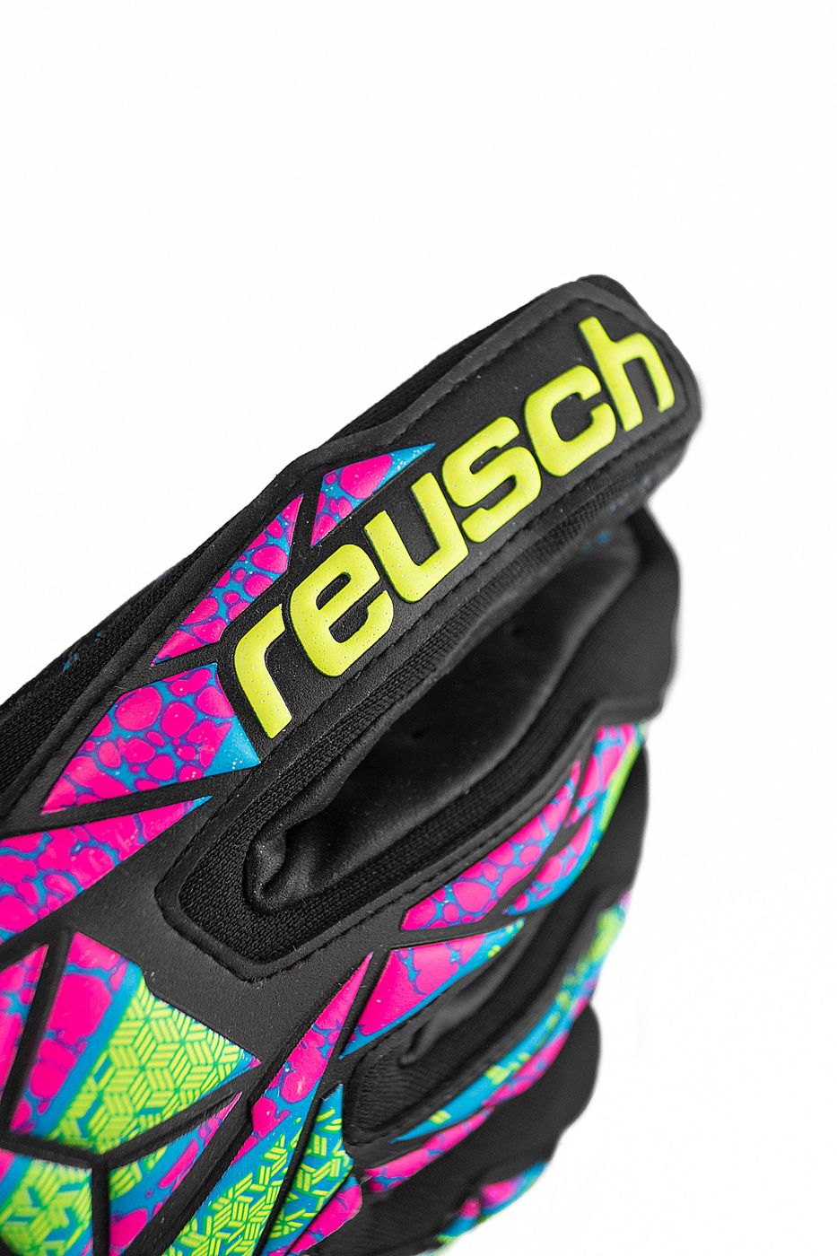 Вратарские перчатки Reusch Attrakt Fusion Strapless купить
