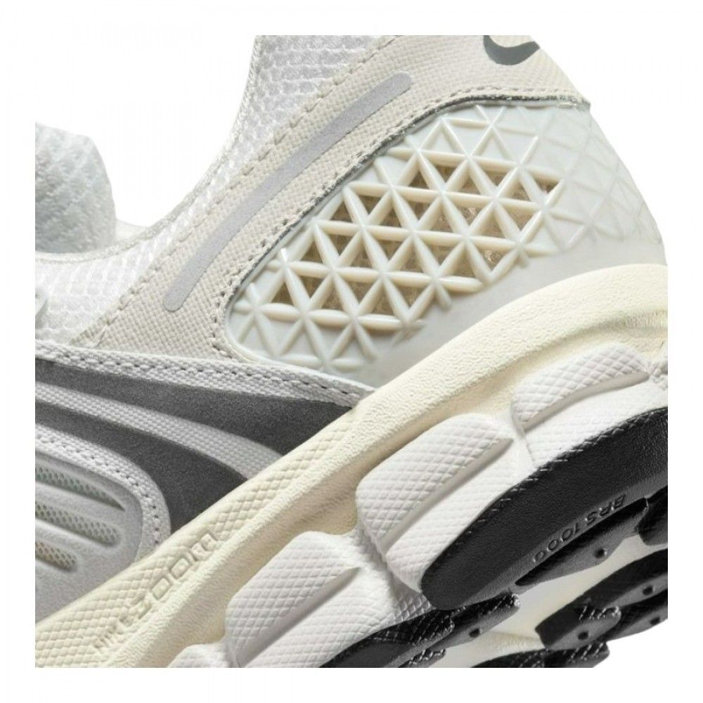 Кросівки Nike ZOOM VOMERO 5 купити