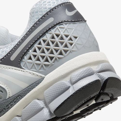 Кросівки Nike Wmns Zoom Vomero 5 "Pure Platinum / Metallic SIlver" купити