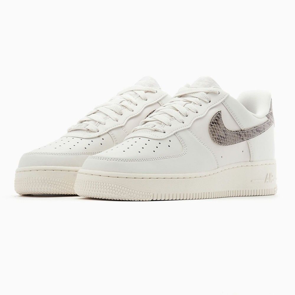 Кросівки Nike WMNS AIR FORCE 1 07 купити