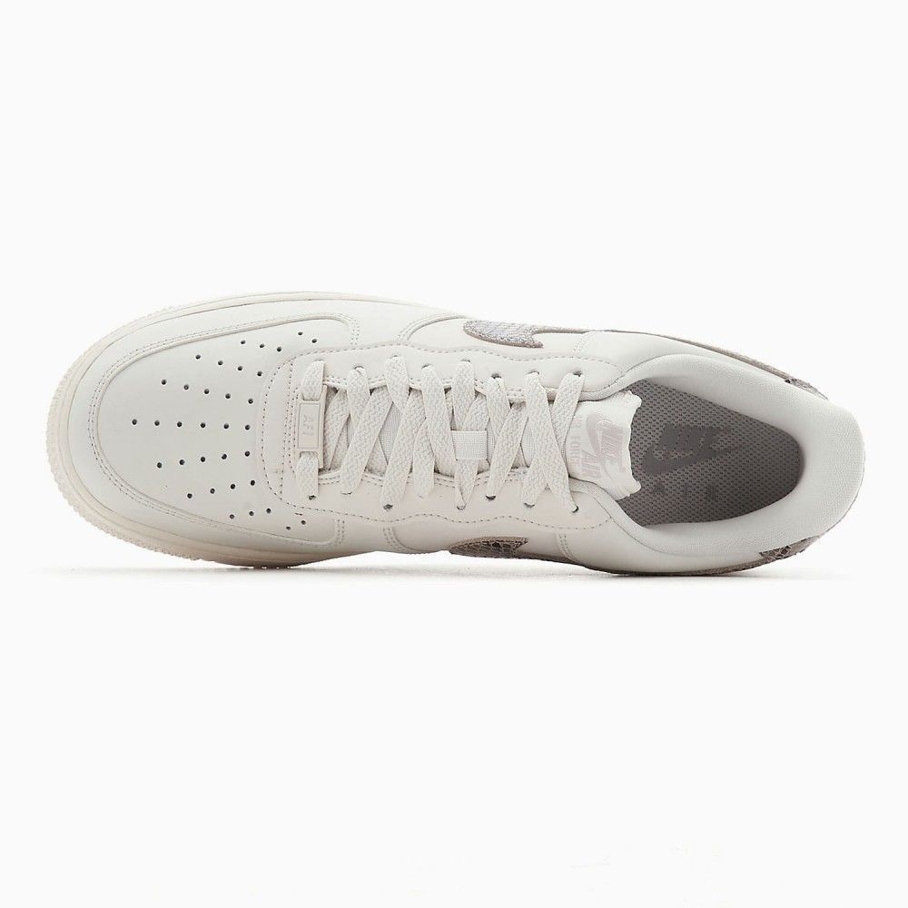 Кросівки Nike WMNS AIR FORCE 1 07 купити