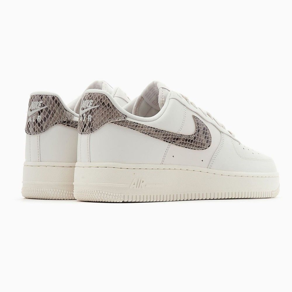 Кросівки Nike WMNS AIR FORCE 1 07 купити