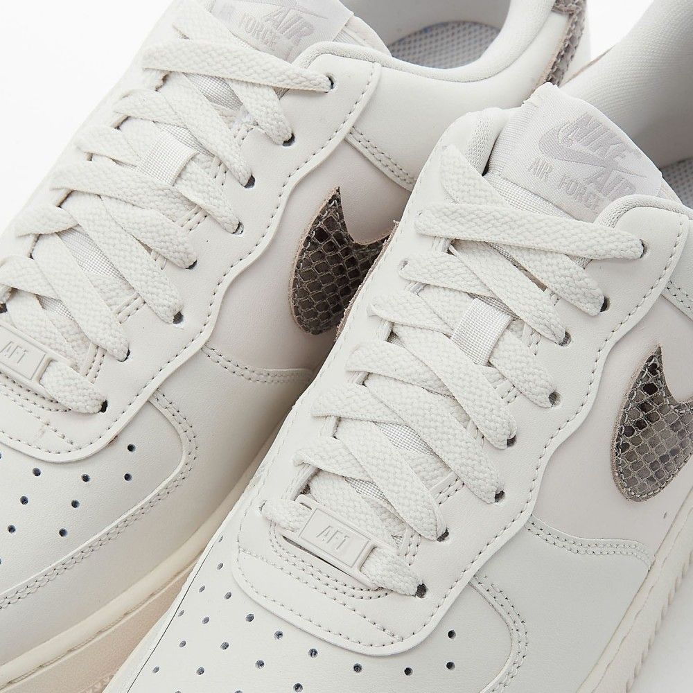 Кросівки Nike WMNS AIR FORCE 1 07 купити
