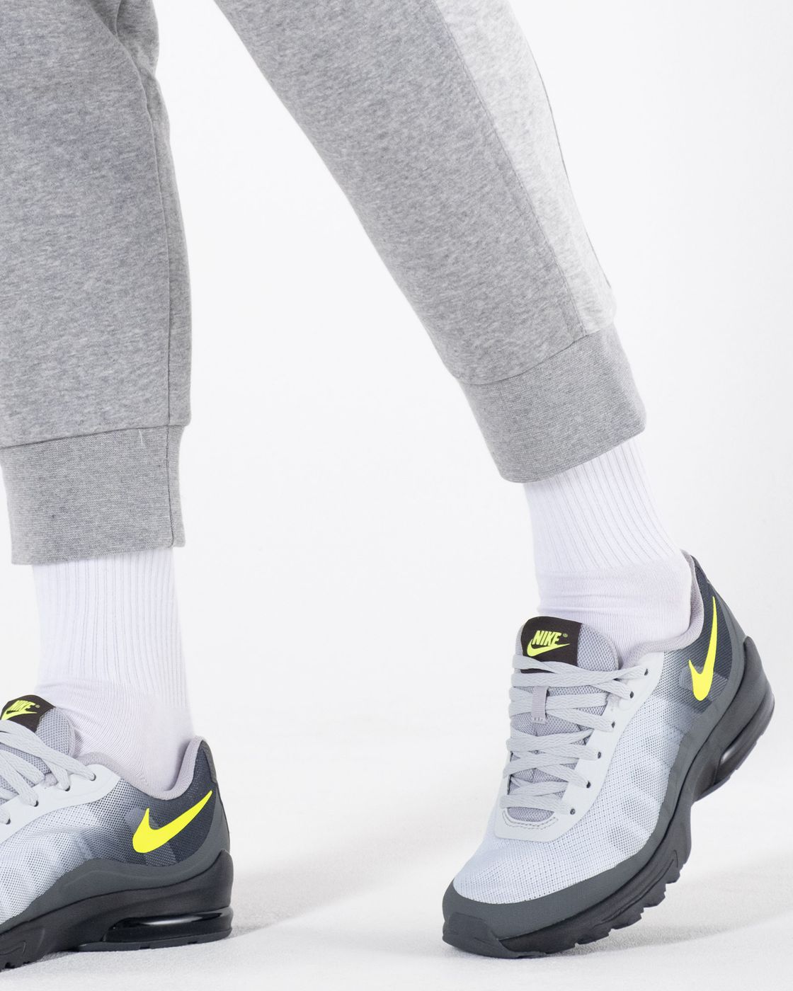 Мужские кроссовки Nike AIR MAX INVIGOR купить