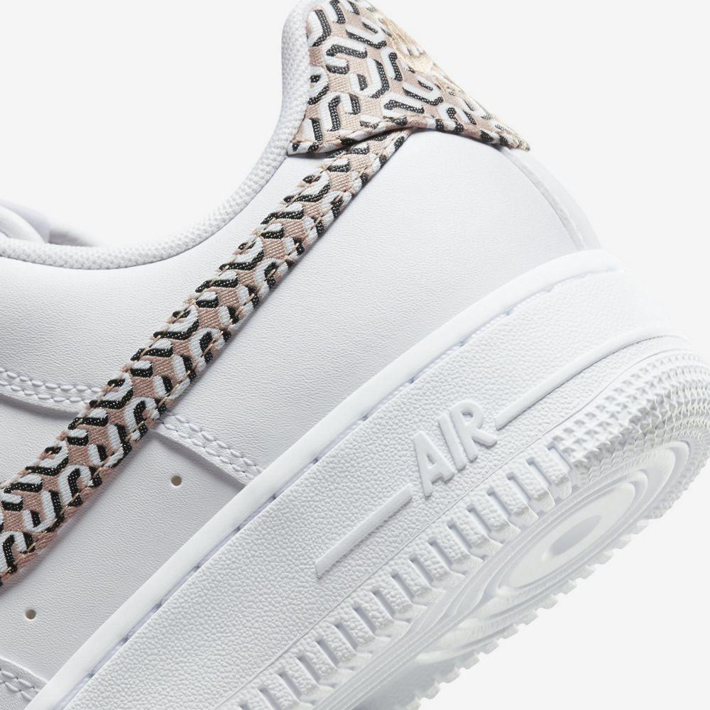 Кросівки Nike WMNS AIR FORCE 1 LX купити