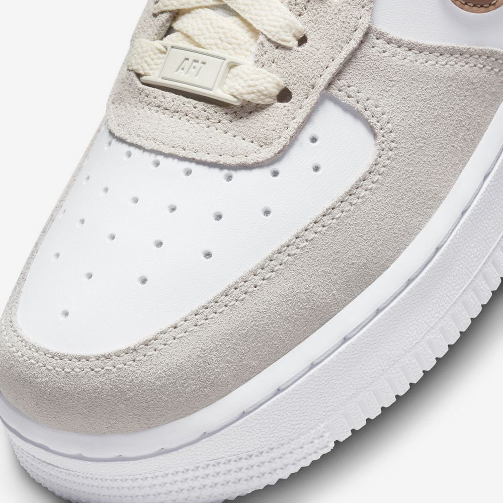 Кросівки Nike WMNS AIR FORCE 1 07 купить