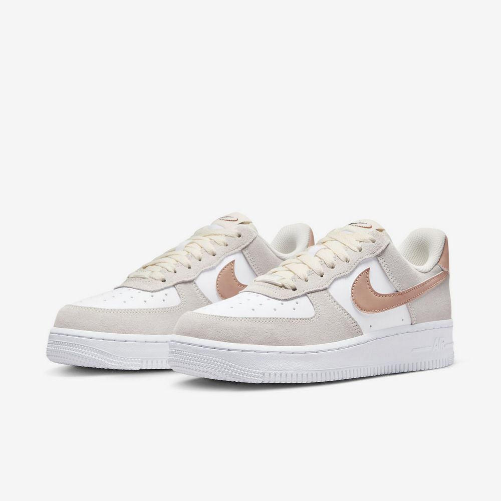 Кросівки Nike WMNS AIR FORCE 1 07 купити